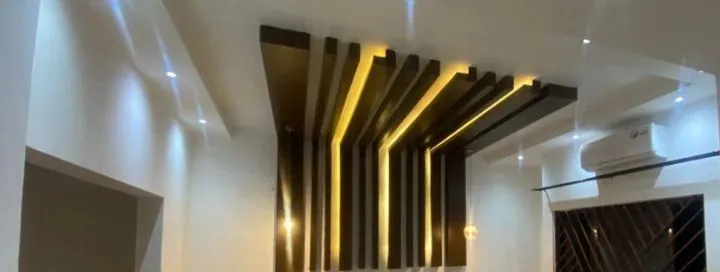 Painel de madeira com iluminação LED embutida