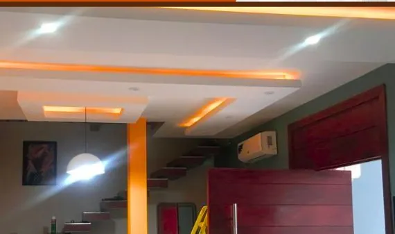Interior residencial com escadaria e porta em madeira